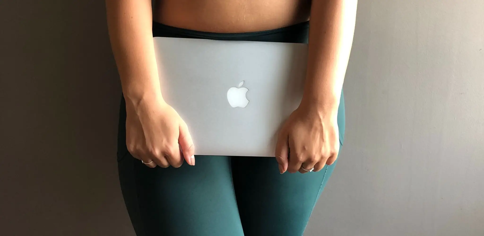 MacBook Air - Whats in our Bags 